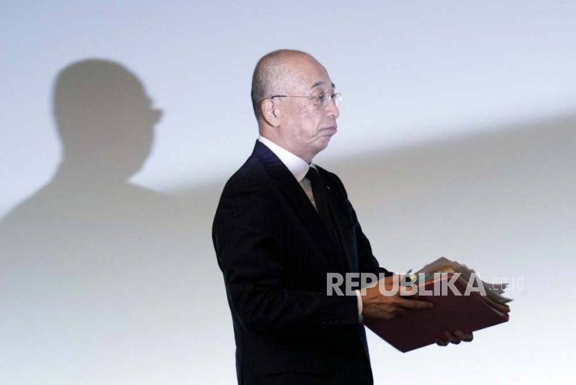 Presiden Daihatsu Motor Co. Soichiro Okudaira meninggalkan konferensi pers di Tokyo, Jepang, 20 Desember 2023. 