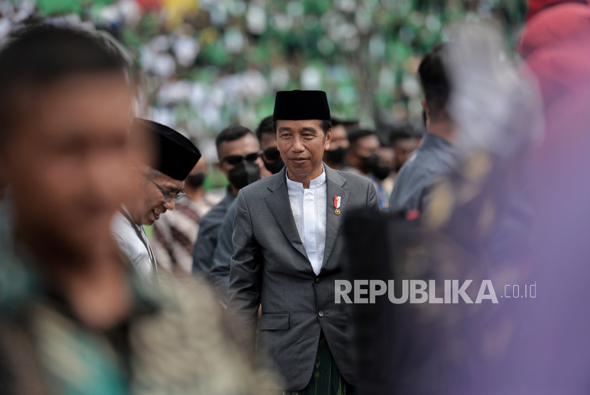 Presiden Joko Widodo saat menghadiri acara Resepsi Satu Abad Nahdlatul Ulama di Stadion Gelora Delta Sidoarjo, Jawa Timur, Selasa (7/2/2023).  Pada hari ini Jokowi juga menjawab pertanyaan wartawan terkait penegakan hukum di bidang pemberantasan korupsi termasuk soal buron KPK, Harun Masiku. (ilustrasi)