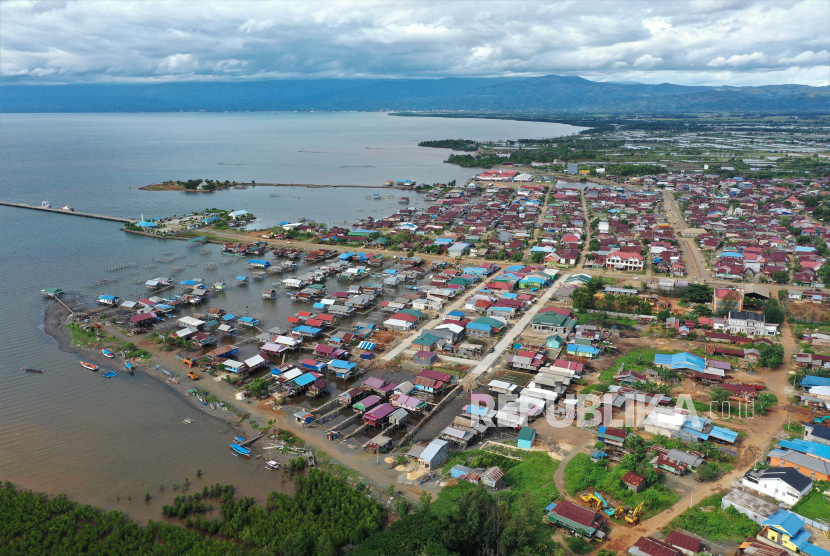Foto udara ratusan bangunan rumah warga dari pemamfaatan Slag nikel di pesisir laut Pomalaa di Kolaka, Kolaka, Sulawesi Tenggara, Sabtu (17/12/2022).  