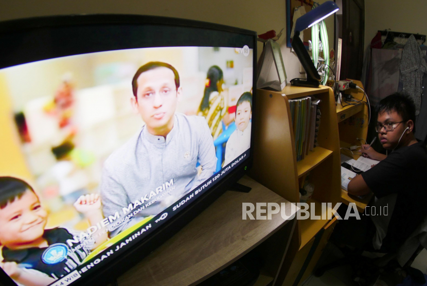 Siswa sekolah menengah pertama di Bandung, Rakean Ahmad, mengikuti proses belajar jarak jauh yang ditayangkan Stasiun Televisi Republika Indonesia (TVRI) di Bandung, Senin (13/4). Ilustrasi