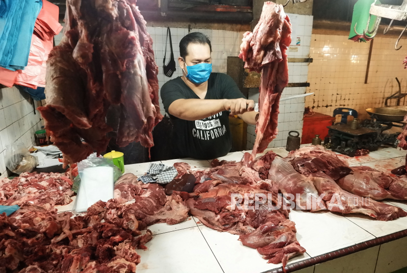 Seorang pedagang memotong daging sapi di Pusat Pasar Medan, Sumatera Utara. Ketersediaan 12 bahan pokok di Medan masih cukup sampai tiga bulan ke depan. Ilustrasi.