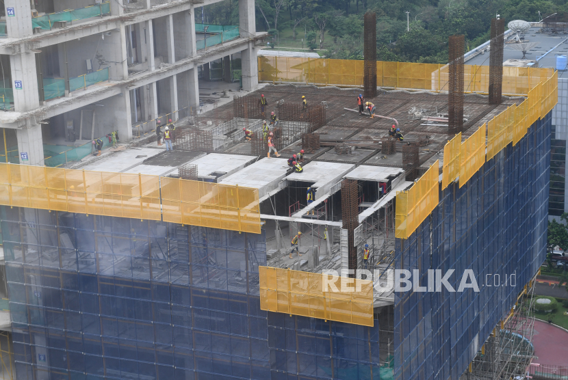 Pekerja menyelesaikan pembangunan gedung bertingkat di Jakarta.  Survei Perbankan Bank Indonesia mengindikasikan secara kuartalan (qtq) pertumbuhan kredit baru pada kuartal IV 2021 meningkat dibandingkan periode sebelumnya. Hal tersebut tercermin dari nilai Saldo Bersih Tertimbang (SBT) permintaan kredit baru sebesar 87,0 persen, lebih tinggi dari SBT 20,9 persen pada kuartal sebelumnya.