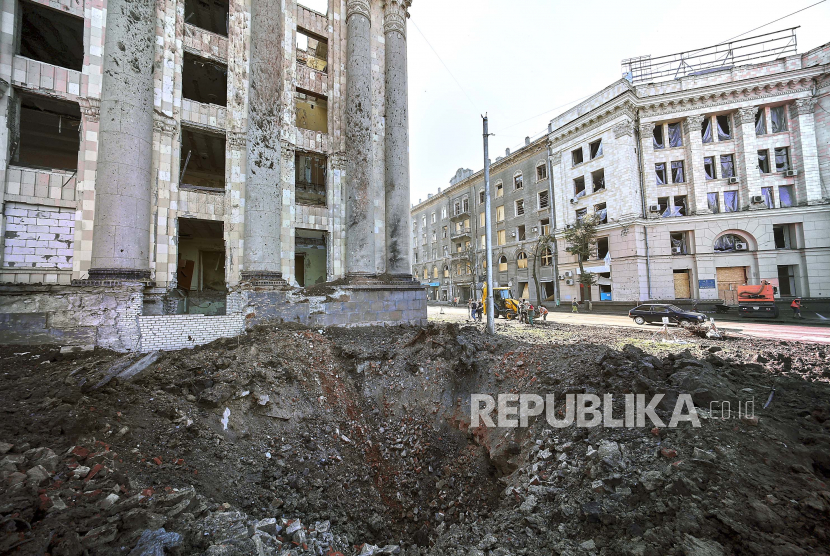  Sebuah lubang penembakan di dekat gedung pemerintah daerah setelah roket menghantam alun-alun pusat kota Kharkiv, Ukraina, 29 Agustus 2022. Kementerian Pertahanan Inggris mengatakan dalam 24 jam terakhir Ukraina melanjutkan kemajuan di Kharkiv.
