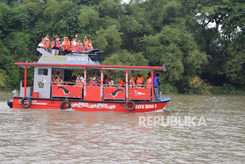Bupati Banyumas bersama ketua DPRD dan jajaran dinas terkait melakukan uji coba  kapal Wisata Bayu Sena 1 dan 2, Selasa sore (7/2/2023) mulai dari Dermaga Tambak Negara Rawalo.