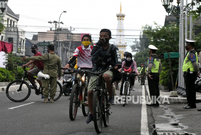 Pesepeda memadati kawasan Tugu Yogyakarta, Ahad (14/6). Banyaknya pesepeda di akhir pekan, menyambut Hari Bhayangkara Polda mengadakan rapid test salah satunya bagi pesepeda