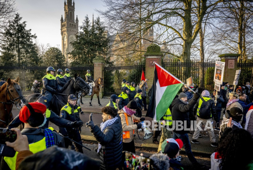 Simpatisan Palestina berkumpul selama demonstrasi, bersamaan dengan sidang di Mahkamah Internasional (ICJ) mengenai pengaduan genosida oleh Afrika Selatan terhadap Israel, di Den Haag, Belanda, Kamis (11/1/2024).