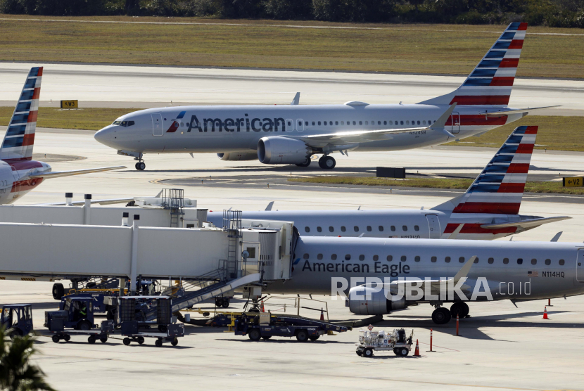  Sebuah Boeing 737 Max, atas, taksi menuju gerbang di Bandara Internasional Tampa, Selasa (19/1 2021).