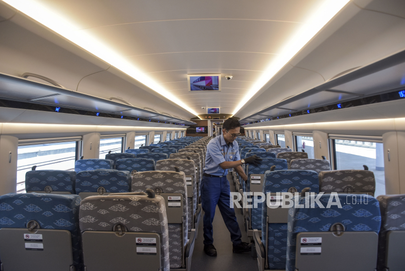 Petugas membersihkan bangku penumpang di dalam rangkaian Electric Multiple Unit (EMU) Kereta Cepat Jakarta Bandung (KCJB) di Stasiun KCJB Padalarang di Padalarang, Kabupaten Bandung Barat, Jawa Barat, Rabu (13/9/2023). Kementerian Perhubungan memastikan bahwa Kereta Cepat Jakarta Bandung (KCJB) akan diresmikan sekaligus beroperasi pada 1 Oktober 2023.