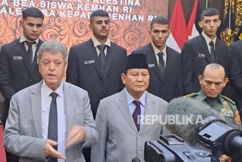 Menteri Pertahanan RI Prabowo Subianto (tengah) saat menerima Mahasiswa Kadet Palestina di Kantor Kemenhan, Jakarta Pusat, Rabu (8/11/2023).