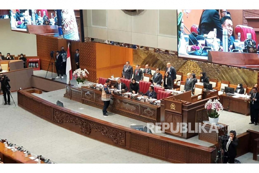 DPR meresmikan rancangan undang-undang (RUU) tentang Kesehatan yang menggunakan metode omnibus law menjadi undang-undang dalam rapat paripurna ke-29 DPR Masa Sidang V Tahun 2022-2023, di Ruang Rapat Paripurna, Kompleks Parlemen, Jakarta, Selasa (11/7/2023).