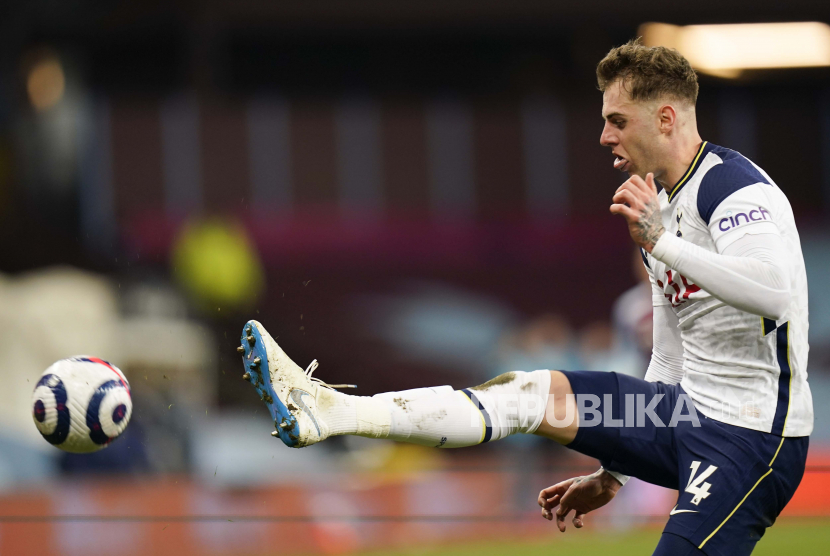 Joe Rodon dari Tottenham menendang bola pada pertandingan sepak bola Liga Premier Inggris antara Aston Villa dan Tottenham Hotspur di Villa Park di Birmingham, Inggris, Senin (22/3) dini hari WIB. 