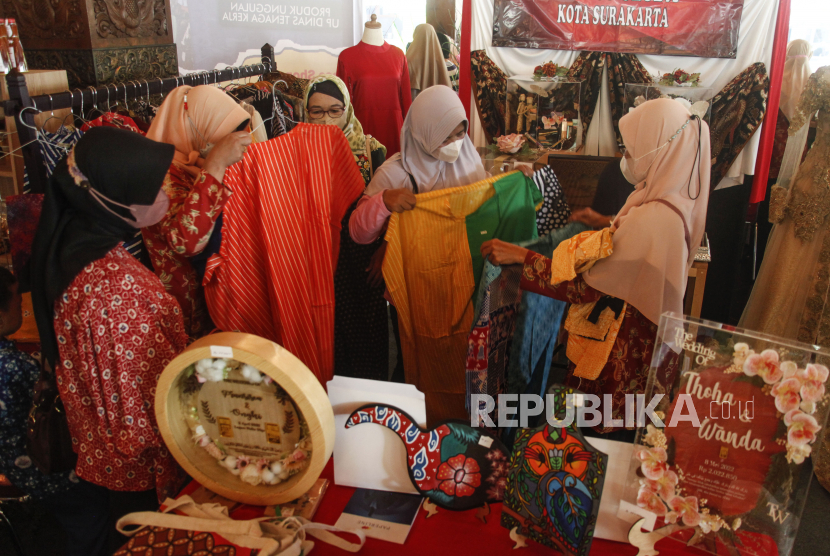 Pengunjung memilih produk yang dijual pada bazar UMKM di Balai Kota Solo, Jawa Tengah. 