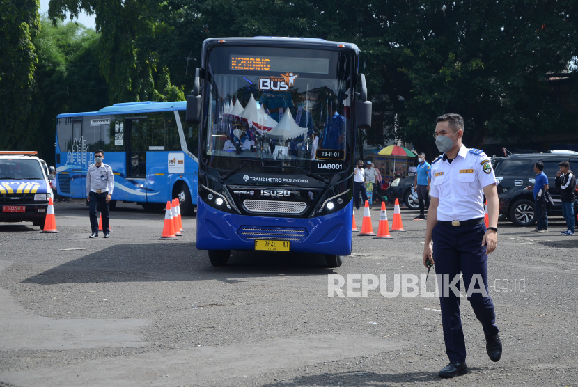 Teman Bus siap dipoprasikan usai peresmianTeman Bus melalui Program Buy The Service (BTS) pada Trans Metro Pasundan di Bandung di Monumen Perjuangan Rakyat Jawa Barat, Jalan Dipatiukur, Kota Bandung, Senin (27/12). Keberadaan BTS Teman Bus ini untuk mendorong penggunaan angkutan massal di kawasan perkotaan. BTS Teman Bus di Bandung Raya, hadir dalam 5 koridor. Yaitu Koridor 1 Leuwipanjang-Soreang (Gading Tutuka) dan Koridor 2 Alun-alun Kota Bandung-Stasiun Cimahi-Kota Baru Parahyangan (Padalarang). Kemudian, Koridor 3 Baleendah-BEC, Koridor 4 Leuwipanjang-Dago, serta Koridor 5 Jatinangor-Dipatiukur.