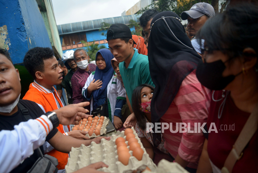Penjual melayani warga yang membeli telur ayam ras saat operasi pasar di Pasar Minggu, Jakarta, Jumat (2/9/2022). Operasi pasar yang diselenggarakan oleh Badan Pangan Nasional tersebut menjual telur ayam ras dengan harga Rp 27.000/Kg dan dilaksanakan dalam rangka stabilisasi pasokan dan harga telur murah untuk Masyarakat. Prayogi/Republika