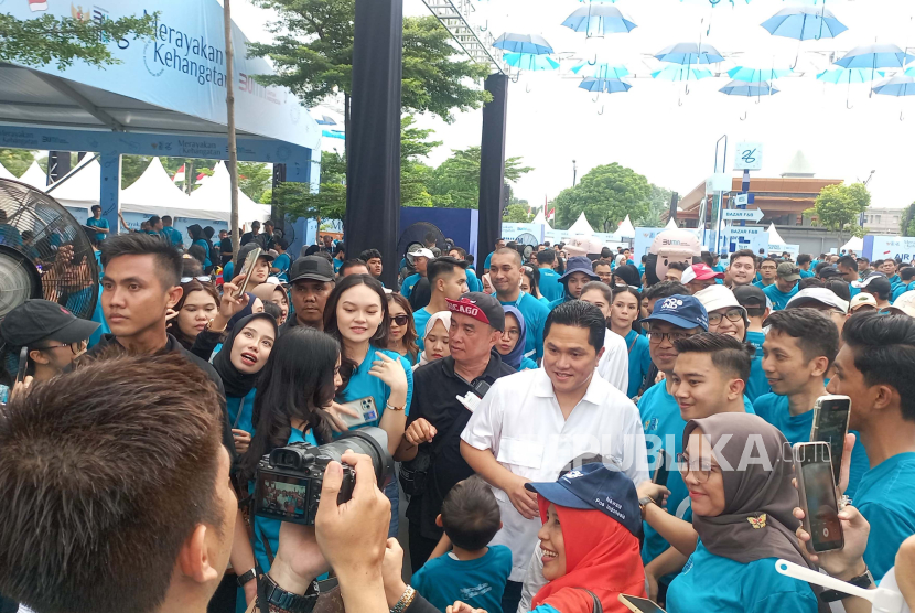 Menteri BUMN Erick Thohir saat menghadiri Family Gathering Kementerian BUMN di Plaza Keong Mas, Taman Mini Indonesia Indah, Jakarta, Ahad (5/5/2024). 