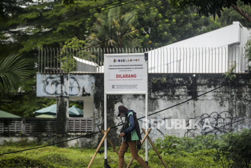 Warga berjalan di dekat plang penyitaan aset eks Bantuan Likuiditas Bank Indonesia (BLBI) di kawasan Pondok Indah, Jakarta, Selasa (14/9) (ilustrasi).