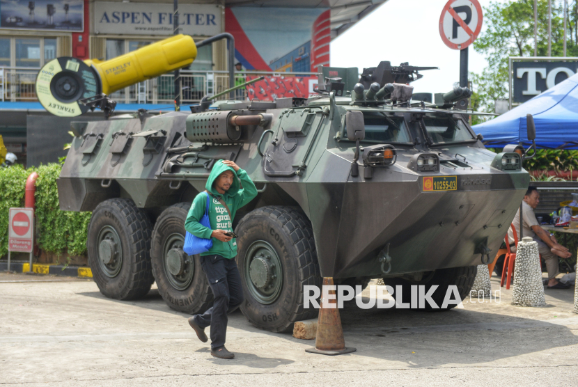 Kendaraan taktis Panser Anoa milik TNI disiagakan di depan salah satu pusat perbelanjaan di Kawasan Glodok, Jakarta, Selasa (2/9/2025). Penjagaan ini dilakukan untuk memberikan rasa aman bagi masyarakat pasca unjuk rasa yang kerap berakhir ricuh dalam beberapa waktu terakhir ini. Pengamanan objek vital di Jakarta, termasuk pusat perbelanjaan, menjadi bagian dari upaya menjaga stabilitas ekonomi dan keselamatan publik.