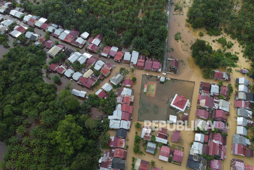 Foto udara pemukiman penduduk yang terendam banjir di Desa Pasi Masjid, Meureubo, Aceh Barat, Aceh, Selasa (12/12/2023). BMKG meminta warga mewaspadai hujan lebat dan petir.