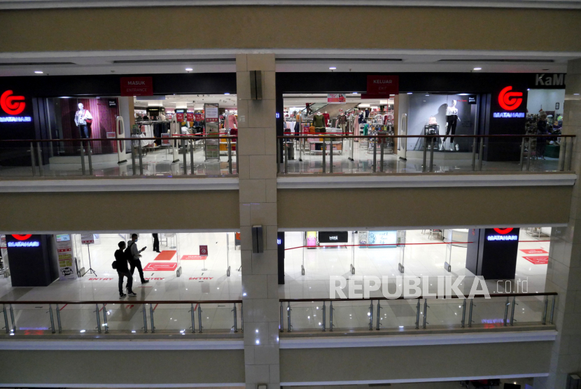 Pengunjung berjalan-jalan di pusat perbelanjaaan, Yogyakarta, Rabu (13/1). Pemberlakuan pengetatan terbatas kegiatan masyarakat (PTKM) di Yogyakarta berimbas anjloknya pengunjung pusat perbelanjaan. Selain itu, pusat perbelanjaan juga harus tutup lebih cepat pada 19.00 WIB. Masa PTKM berlangsung hingga 25 Januari mendatang.