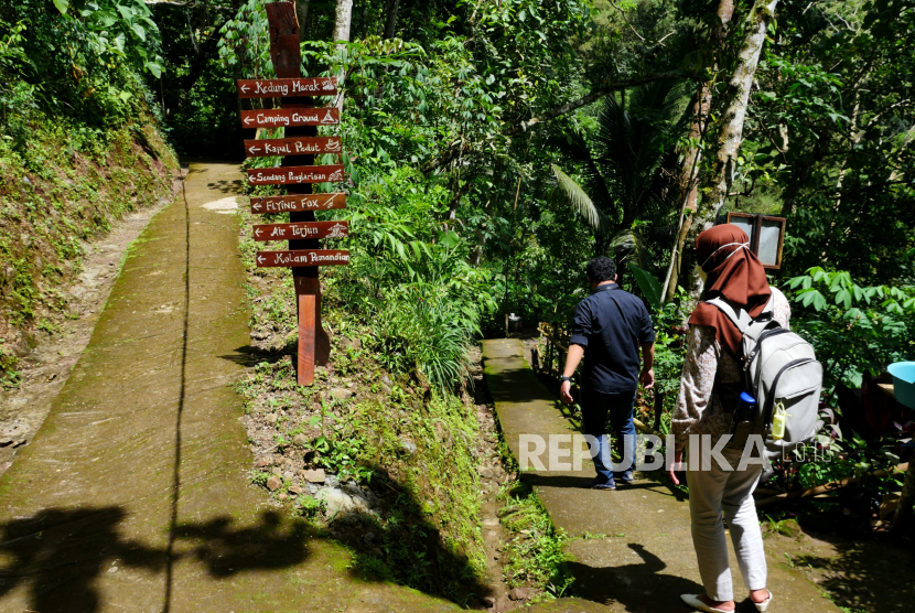 Wisatawan berkunjung ke kawasan wisata air terjun Kedung Pedhut, Kecamatan Girimulyo, Kabupaten Kulon Progo, Provinsi DI Yogyakarta, Kamis (2/12).