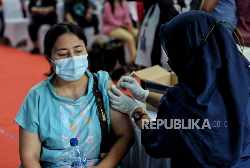 Tenaga kesehatan menyuntikan vaksin booster atau vaksin penguat saat gelaran Vaksin Covid-19 Serentak di Gelanggang Olahraga Remaja (GOR) Radio Dalam, Jakarta Selatan, Selasa (8/3/2022). Vaksinasi mengurangi risiko kelompok berisiko tinggi meninggal dunia akibat covid-19.