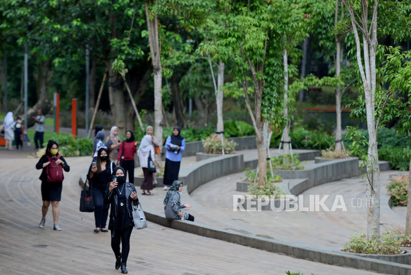 Warga saat mengunjungi Tebet Eco Park di Jakarta, Rabu (1/2/2023). Beberapa destinasi wisata di Ibu Kota diinfokan akan ditutup pada hari H Lebaran Idul Fitri 1444 Hijriah/2023 Masehi, termasuk Tebwt Eco Park.
