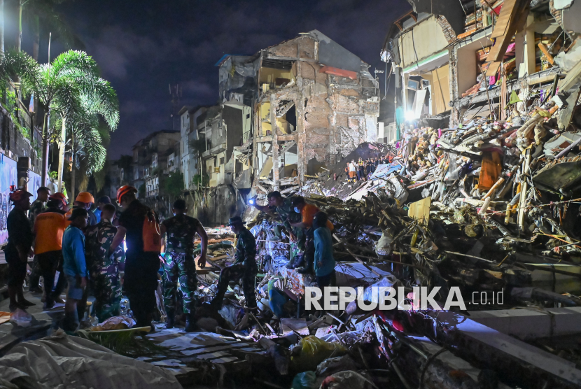 Petugas melakukan proses pencarian korban di sekitar bangunan ruko yang hancur akibat diterjang banjir di kawasan Jalan Sulawesi, Denpasar, Bali, Kamis (11/9/2025). Berdasarkan data BNPB, hingga Kamis sore sebanyak 16 jenazah korban bencana banjir telah berhasil dievakuasi oleh tim SAR gabungan di sejumlah wilayah Bali. 