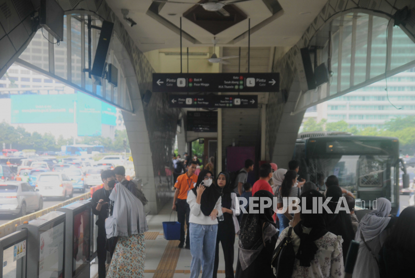 Sejumlah penumpang saat akan menaiki Bus Transjakarta di Halte Bundaran HI, Jakarta Pusat. Halte Transjakarta Bundaran Hotel Indonesia kini sudah terhubung dengan stasiun MRT.
