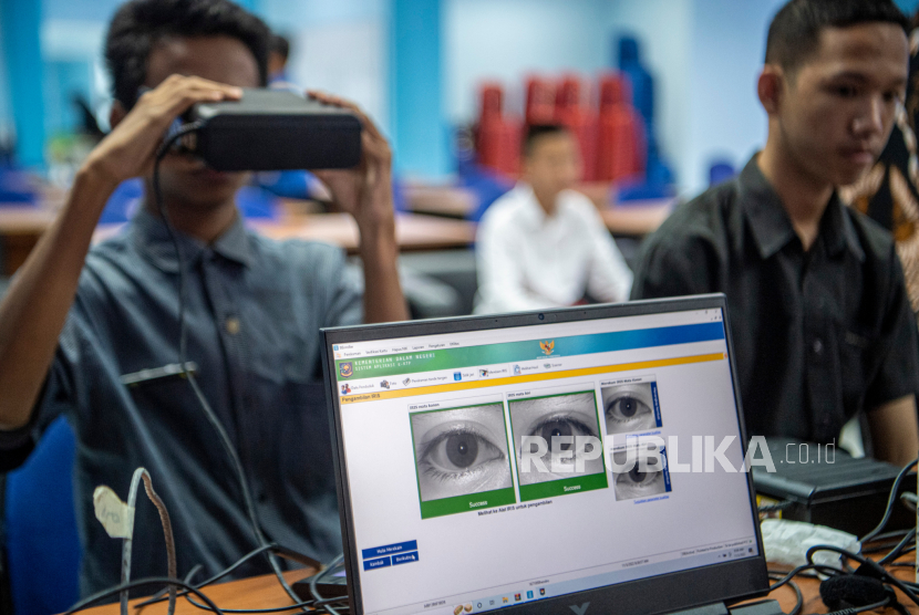 Petugas melakukan perekaman data biometrik mata saat pembuatan KTP elektronik, (ilustrasi). 