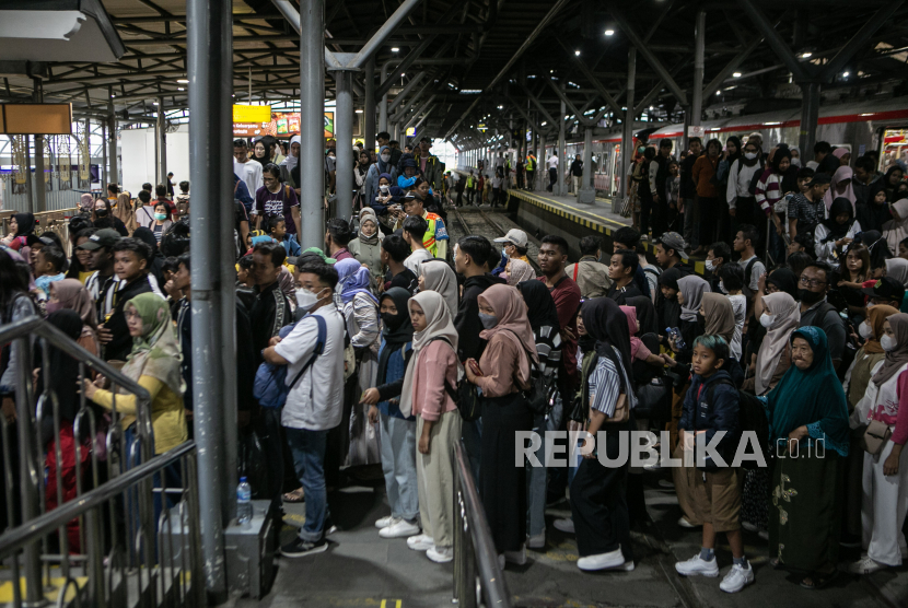 Penumpang berjalan di peron usai keluar dari kereta api di Stasiun Yogyakarta, DI Yogyakarta.