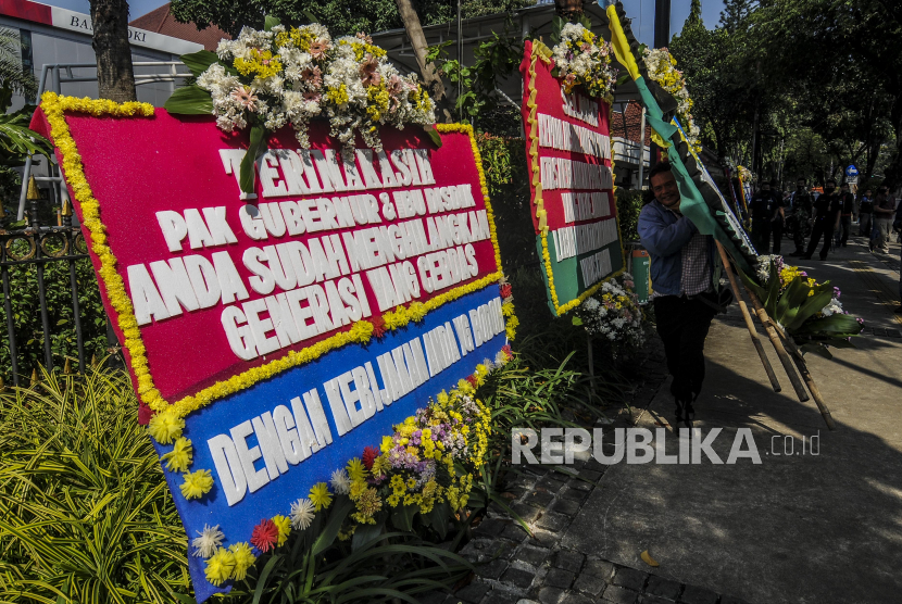 Pekerja saat akan memasang karangan bunga di depan Balai Kota Jakarta, Senin (6/7). Komnas Anak menyebut, revisi juknis PPDB jalur zonasi tidak cukup dan pelaksanaan harus diulang.
