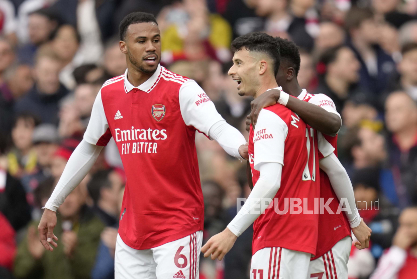 Winger Arsenal Gabriel Martinelli (tengah) melakukan selebrasi dengan pemain Arsenal Gabriel (kiri) dan Bukayo Saka (kanan) setelah mencetak gol.