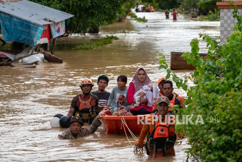 Tim SAR gabungan mengevakuasi warga terdampak banjir di Kabupaten Luwu, Sulawesi Selatan. Ratusan korban mengungsi di masjid.