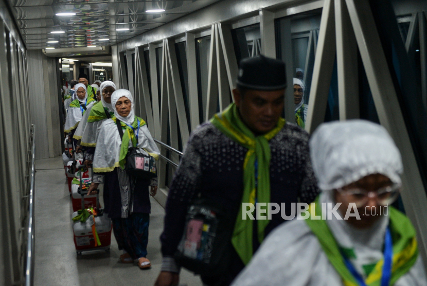 Calon jamaah haji kloter pertama berjalan menuju pesawat sebelum berangkat ke Madinah di Bandara Soekarno Hatta, Tangerang, Banten, Ahad (12/5/2024) dini hari. Sebanyak 8.700 orang jamaah haji gelombang pertama dari 22 kloter akan diterbangkan ke Madinah untuk melaksanakan ibadah haji. Pada kesempatannya Menag RI Yaqut Cholil Qoumas ikut melepas keberangkatan jamaah haji di Bandara Soekarno Hatta. Selain itu, Gus Men, sapaan akrab Yaqut Cholil Qoumas mengapresiasi layanan fast track yang difasilitasi Pemerintah Arab Saudi dalam memudahkan jamaah sehingga proses pemeriksaan dokumen jamaah haji oleh keimigrasian Pemerintah Arab Saudi dapat dlakukan di bandara Soekarno Hatta sebagai upaya untuk menghemat proses keimigrasian jamaah saat tiba di Bandara tujuan. Untuk diketahui, Jumlah jamaah haji lansia tahun 2024 ini sebanyak 41.000 orang.