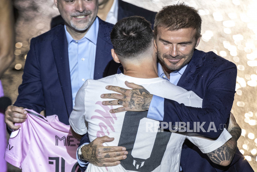 Co-Owner Inter MiamiDavid Beckham (kanan) memeluk pemenang tujuh Ballon dOr dan juara Piala Dunia 2022 yang kini membela Inter Miami, Lionel Messi.