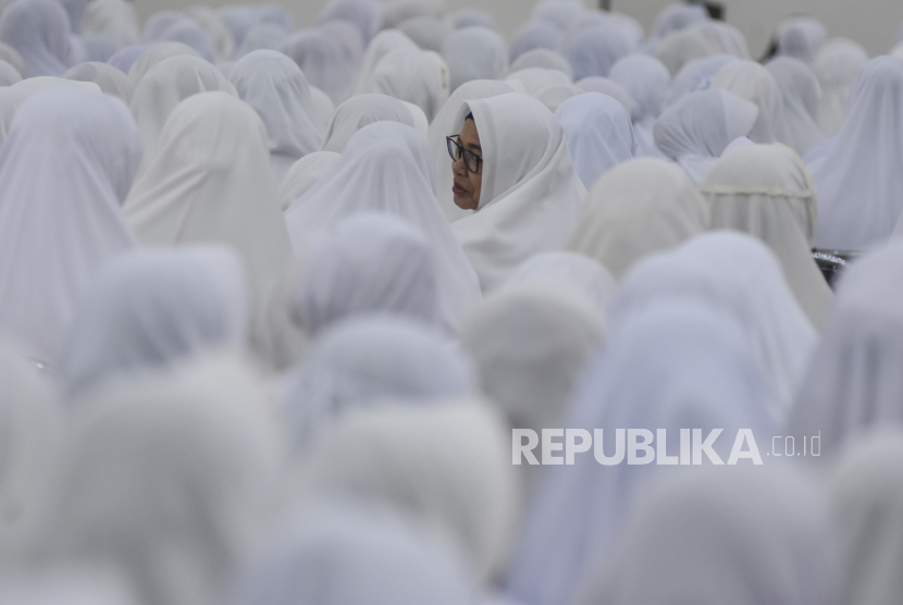 Jamaah calon haji mengikuti bimbingan manasik haji di gedung Islamic Center (IC) Kabupaten Ciamis, Jawa Barat,