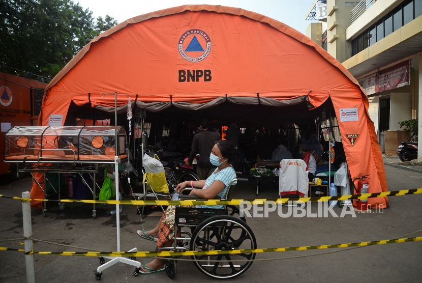 Sejumlah pasien berada didekat tenda darurat RSUD Chasbullah Abdulmajid Kota Bekasi, Jawa Barat, Jumat (25/6). Lonjakan Covid-19 membuat RS membuat tenda darurat untuk merawat pasien. Foto ilustrasi