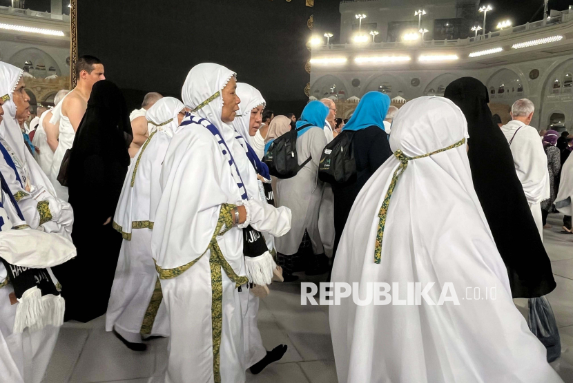 Jamaah calon haji Indonesia melakukan Tawaf sebagai rangkaian umrah wajib di Masjidil Haram, Makkah, Arab Saudi, Sabtu (10/5/2025). Sebanyak 2.800 calon haji dari tujuh kloter yang merupakan gelombang pertama pendorongan dari Madinah tiba di Makkah dan selanjutnya melaksanakan umrah wajib.