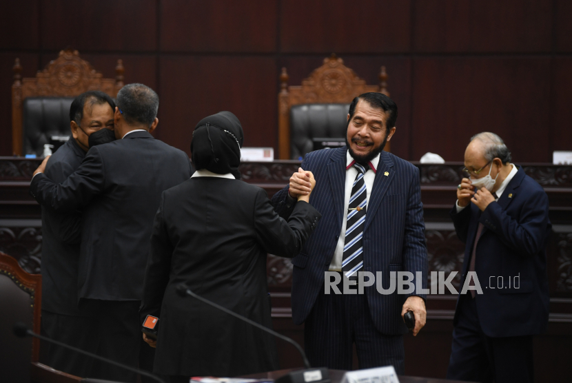 Ketua Mahkamah Konstitusi terpilih periode 2023-2028 Anwar Usman (kedua kanan) berjabat tangan dengan koleganya. Pada Kamis (25/5/2023), MK memutuskan menerima uji materi terhadap UU KPK soal masa jabatan pimpinan KPK. (ilustrasi)