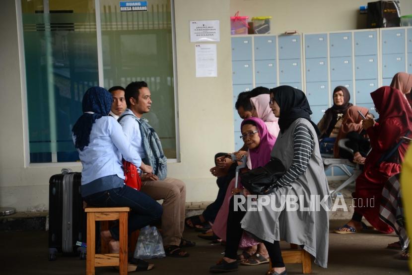  Pengunjung sedang menunggu keluarganya di rumah tahanan kelas 1 Jakarta Timur Cabang Rutan KPK (ilustrasi).