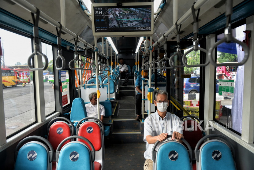 Penumpang menaiki bus Transjakarta rute Kalideres - Soekarno Hatta di Terminal Kalideres, Jakarta Barat.