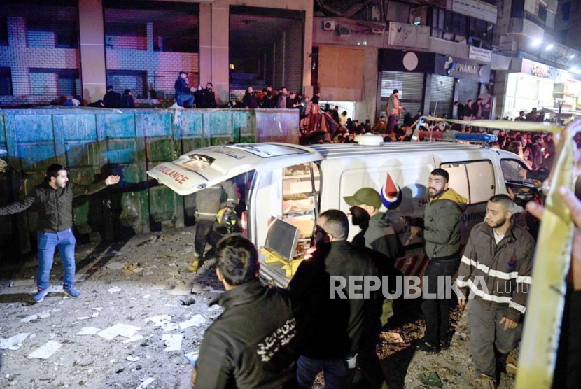 Ambulans tiba di lokasi ledakan di distrik selatan Dahiyeh, Beirut, Lebanon, Selasa (2/1/2024). Menurut media pemerintah Lebanon, sedikitnya enam orang tewas dalam ledakan tersebut. 