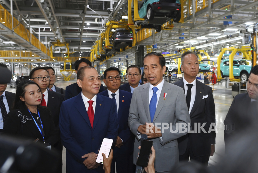 Presiden Joko Widodo saat berkunjung ke pabrik otomotif di Vietnam.