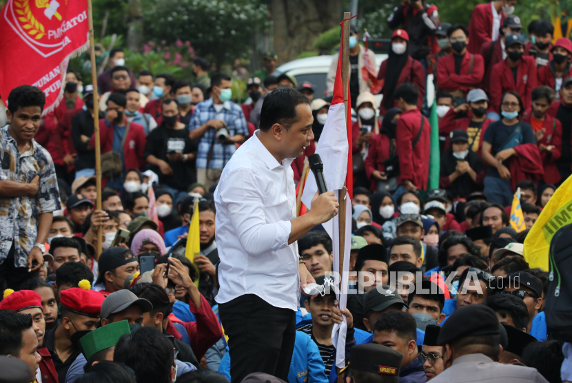 Wali Kota Surabaya Eri Cahyadi (tengah) berdialog dengan sejumlah mahasiswa saat aksi demonstrasi (ilustrasi)