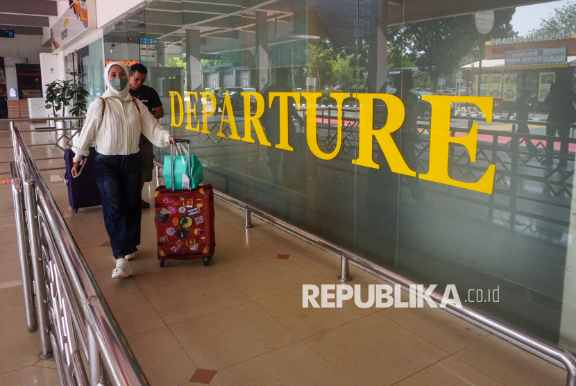 Calon penumpang pesawat berjalan menuju area check-in di Bandara Halim Perdanakusuma, Jakarta, Senin (7/9/2026). Bandara Soekarno-Hatta dan Bandara Halim Perdanakusuma lanjut ditutup hingga pukul 18.00 WIB akibat dampak sebaran abu vulkanik Gunung Anak Krakatau.