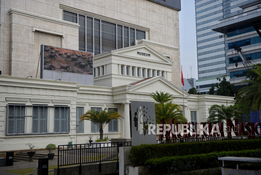 Suasana Museum Nasional area depan usai kebakaran di Jakarta, Ahad (17/9/2023). Museum Nasional atau Museum Gajah terbakar pada Sabtu (16/9) sekitar pukul 20.08 WIB kemaren. Menurut data dari Suku Dinas Penanggulangan Kebakaran dan Penyelamatan Jakarta Pusat, kebakaran yang terjadi di Museum Nasional diduga akibat korsleting arus listrik di bedeng proyek renovasi museum dan mengakibatkan enam ruangan terbakar yakni di Gedung A. Pantauan Republika, sejumlah petugas dari Anggota Laboratorium Forensik,  INAFIS dari jajaran Polda Metro jaya mulai melakukan pengecekan di area lokasi kebakaran. Sementara menurut Pelaksana Tugas Kepala Museum dan Cagar Budaya Kemendikbudristek memastikan semua koleksi hasil repatriasi dari Belanda dapat diselamatkan saat kebakaran melanda.