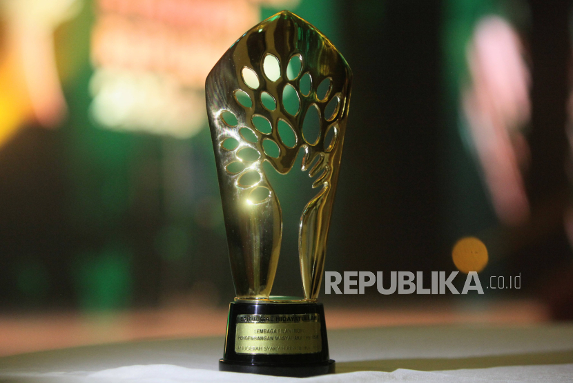 Dompet Dhuafa mendapatkan penghargaan sebagai Lembaga Filantropi dengan Akuntabilitas Terbaik dalam acara Anugerah Syariah Republika (ASR) 2023 di Jakarta, Kamis (30/11/2023) malam. 
