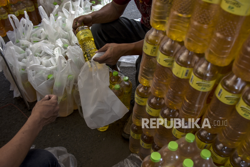 Petugas menata minyak goreng subsidi Minyakita. Kementerian Perdagangan (Kemendag) berkomitmen terus menjaga pasokan minyak goreng dengan merk MinyaKita di Provinsi Sulawesi Utara (Sulut).