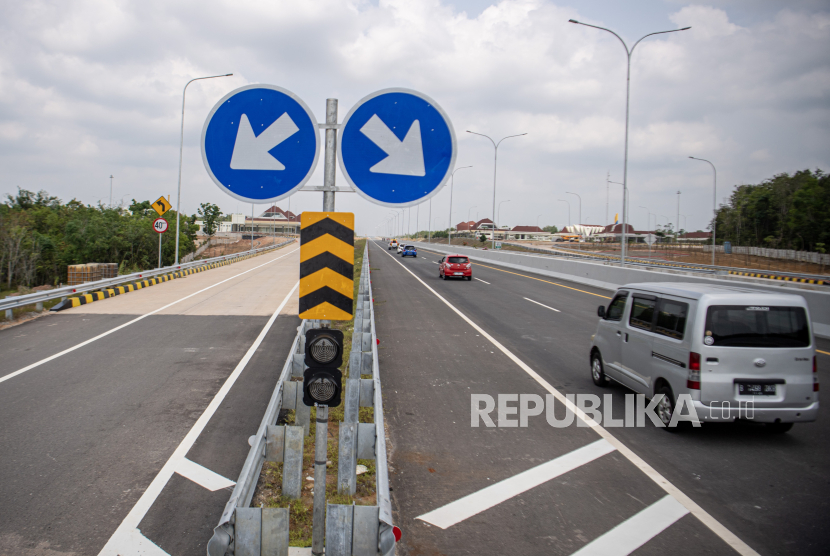 Kendaraan melintasi jalan Tol Trans Sumatera ruas Simpang Indralaya-Muara Enim seksi Simpang Indralaya-Prabumulih KM56 di Paya Besar, Payaraman, Kabupaten Ogan Ilir (OI), Sumsel, Selasa (29/8/2023).