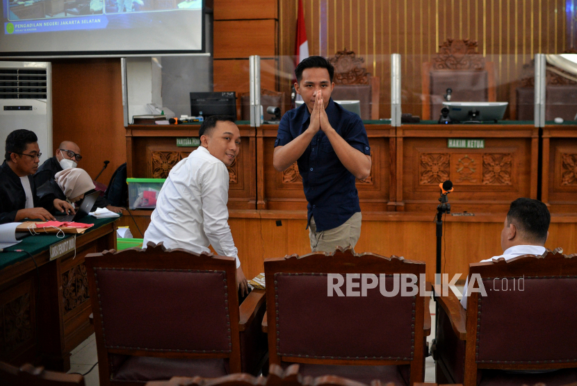 Terdakwa Richard Eliezer (tengah), Kuat Maruf (kanan) dan Ricky Rizal (kiri) bersiap menjalani sidang lanjutan di Pengadilan Negeri Jakarta Selatan, Senin (12/12/2022). Jaksa penuntut umum (JPU) menghadirkan terdakwa Putri Candrawathi sebagai saksi dalam sidang lanjutan terkait perkara dugaan pembunuhan berencana terhadap Brigadir Nofriansyah Yosua Hutabarat alias Brigadir J. Republika/Thoudy Badai
